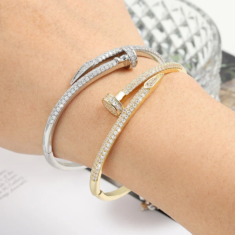 Nagel Armband mit Steinen